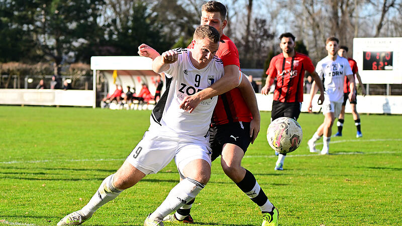 Patrick Hoffmann (vorne) bekommt im Forchheimer Sturm m&auml;chtig Konkurrenz. Der neue Jahn will k&uuml;nftig anders auftreten.