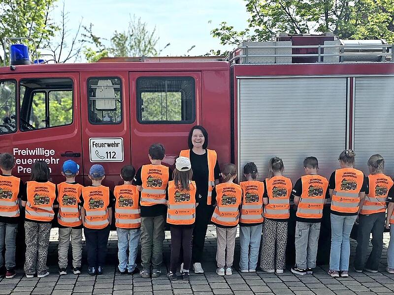 Die Neun- bis Zw&ouml;lfj&auml;hrigen mit T-Shirts und Warnwesten. Mit im Bild: Pater Thumma (v.l.), Tina Voll, Melissa Voll Seufert und Tobias K&ouml;th, 1. Kommandant der Feuerwehr Premich.