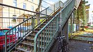 Hier liegt das Problem: Das Grundstück am Zugang zum Fußgängersteg über die Bahngleise an der Hauptbahnhofstraße (im Bild) ist in Privatbesitz. Aus persönlichen Gründen lässt der Eigentümer kein Wegerecht für die Stadt zu.