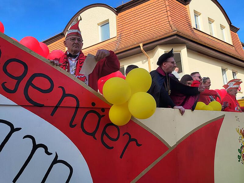 Viel los war am Faschingsdienstag, 4. März 2025, beim Faschingszug in Bad Brückenau.