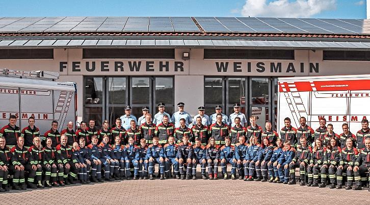 Die vier Leistungsgruppen der Feuerwehr Weismain mit den Schiedsrichtern. Die vier Leistungsgruppen der Feuerwehr Weismain mit den Schiedsrichtern.