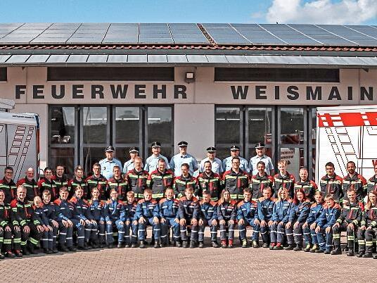 Die vier Leistungsgruppen der Feuerwehr Weismain mit den Schiedsrichtern.