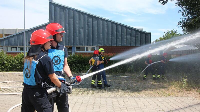 Leitung aufbauen, den angenommenen Brand bekämpfen: Bei der Abschlussprüfung der Truppmannausbildung müssen die angehenden Feuerwehrleute beweisen, dass sie wissen, was zu tun ist. Leitung aufbauen, den angenommenen Brand bekämpfen: Bei der Abschlussprüfung der Truppmannausbildung müssen die angehenden Feuerwehrleute beweisen, dass sie wissen, was zu tun ist.