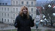 Lotte Böckmann mit ihrer Installation „Glücksbaum“ im Hofgarten.