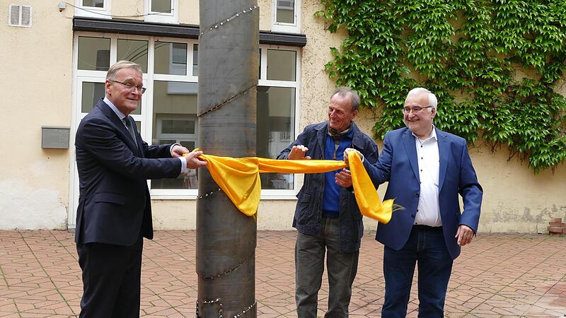 Andreas Starke, K&uuml;nstler Bernd Wagenh&auml;user und Vereinsvorsitzender Wolfgang Grader enth&uuml;llen das neue Kunstobjekt in den heutigen Theatergassen. Es soll an die dortigen einstigen Synagogen erinnern und f&uuml;r die Gegenwart und Zukunft mahnen.