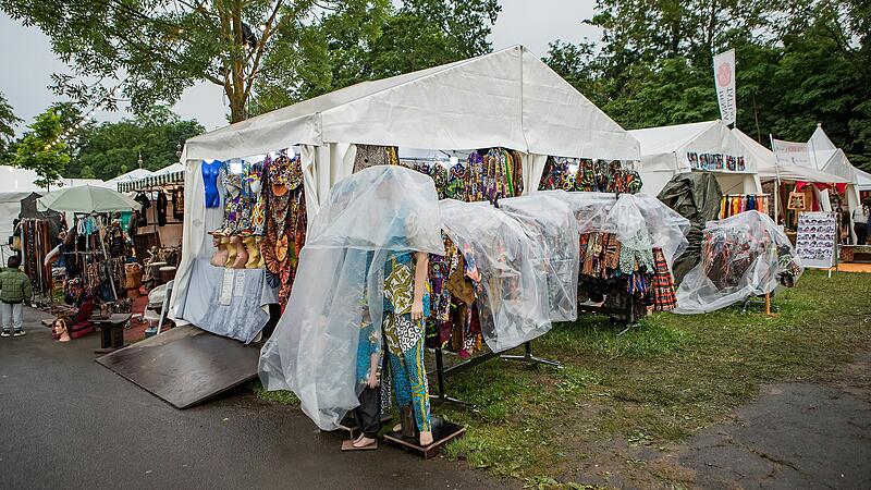 Viel Regen und deshalb weniger Besucher gab es am Samstag beim Africa Festival auf den Mainwiesen in Würzburg. Viel Regen und deshalb weniger Besucher gab es am Samstag beim Africa Festival auf den Mainwiesen in Würzburg.