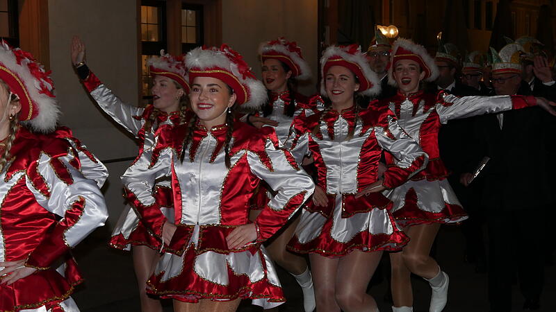 Die Narren stürmten traditionsgemäß am 11.11.25 das Rathaus in Bad Kissingen. Die Narren stürmten traditionsgemäß am 11.11.25 das Rathaus in Bad Kissingen.