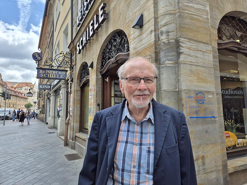 Pius Schiele vor seinem Reiseb&uuml;ro in der Langen Stra&szlig;e in Bamberg: 1912 gegr&uuml;ndet, war das Haus einst auch eine Privatbank.