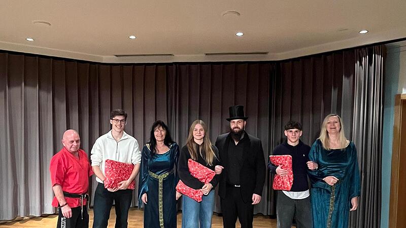 Drei Vizeweltmeister pr&auml;sentiert die Kampfsportschule R&ouml;gner im Jubil&auml;umsjahr (von links) Trainer Harald R&ouml;gner, Raphael Mogath, Trainerin Petra Barth, Amelie Och, Trainer Michael Preller, Jan Friedrich und Ramona Krabbes.