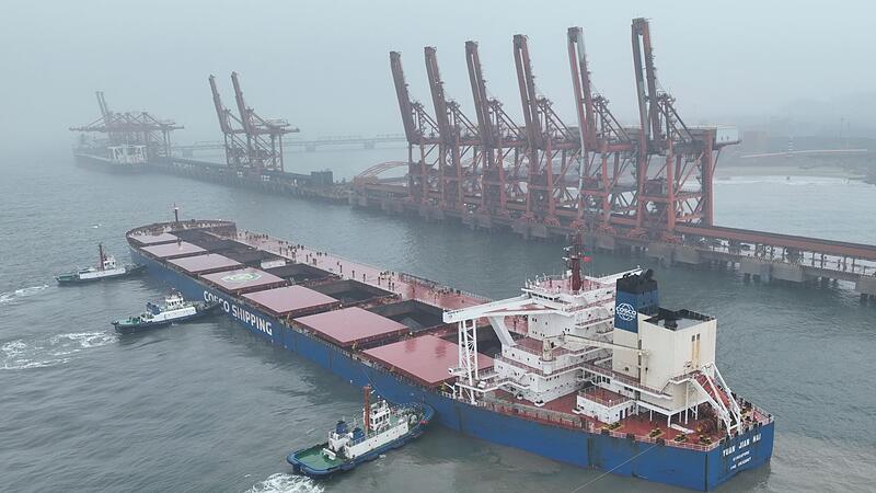 Schiff legt im Hafen von Tangshan an