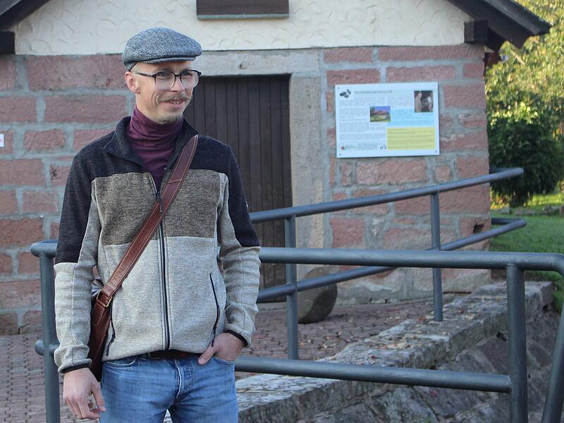 Manuel Weller stellt das Kleinprojekt "Dorfspaziergang Kothen" vor. Der Rundgang erz&auml;hlt historische Hintergr&uuml;nde zu Geb&auml;uden, Personen oder Pl&auml;tzen in dem Mottener Ortsteil.