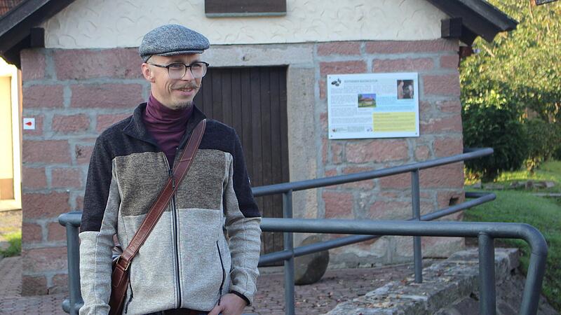 Manuel Weller stellt das Kleinprojekt "Dorfspaziergang Kothen" vor. Der Rundgang erz&auml;hlt historische Hintergr&uuml;nde zu Geb&auml;uden, Personen oder Pl&auml;tzen in dem Mottener Ortsteil.