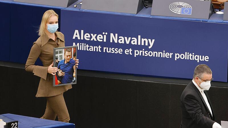 Daria Navalnaya, Tochter des inhaftierten russischen Oppositionsführers Alexej Nawalny, trägt ein Porträt ihres Vaters im EU-Parlament. Sie nimmt den Sacharow-Preis für geistige Freiheit, den wichtigsten Menschenrechtspreis der EU, stellvertretend für ihn entgegen.
