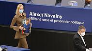 Daria Navalnaya, Tochter des inhaftierten russischen Oppositionsführers Alexej Nawalny, trägt ein Porträt ihres Vaters im EU-Parlament. Sie nimmt den Sacharow-Preis für geistige Freiheit, den wichtigsten Menschenrechtspreis der EU, stellvertretend für ihn entgegen.