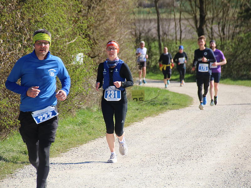 Strahlender Sonnenschein, aber nur niedrige Plusgrade erwartete die L&auml;ufer beim 19. Obermain-Marathon rund um Bad Staffelstein. Die Marathon-Strecke f&uuml;hrte wieder an den beiden Wahrzeichen der Kurstadt, dem Kloster Banz und der Basilika Vierzehnheiligen vorbei.