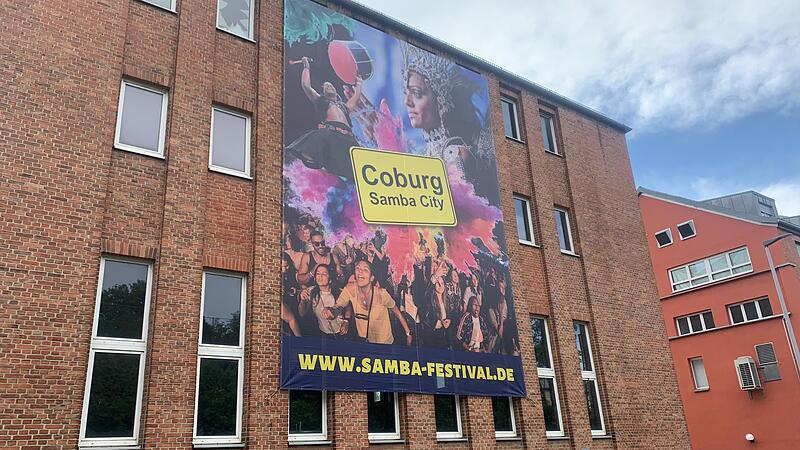 XXL-Werbung f&uuml;r das Samba-Festival in Coburg: An einem Geb&auml;ude im Sonntagsanger h&auml;ngt dieses riesige Plakat.