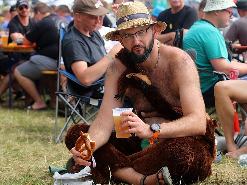 Mit Brezel, k&uuml;hlem Drink und Blasmusik - so begann f&uuml;r den Brandenburger Hannes Kaplick der Festivalsamstag.