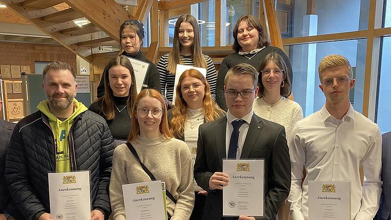 Staatspreise f&uuml;r ihre guten Noten herhielten (hinten von links): Thi Tuyet Nguyen, Alisa Hochgesang, Katharina Bailey, (Mitte, von links) Jana Haupt, Stefanie Durmatov, Sabrina Fischer und (vorne, von links) neben Thomas Leiner, Vorsitzender des B...