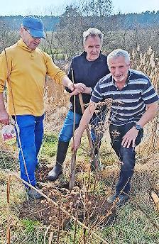 Kassier Manfred Stilkrich, Jagdpächter Thomas Wenzel und Vorsitzender Helmut Göpfert (von links).