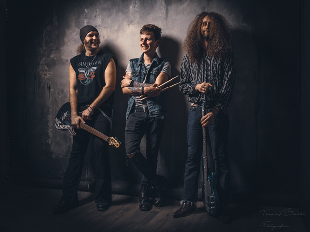 Bulletproof sind f&uuml;r ihren kompromisslosen Hard Rock und ihre energiegeladene Spielfreude bekannt.