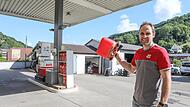 Manuel Vogel an seiner Tankstelle in Egloffstein: Am Mittwoch wird sicher mehr los sein als in den Vortagen.Forchheim & Fr&auml;nkische Schweiz