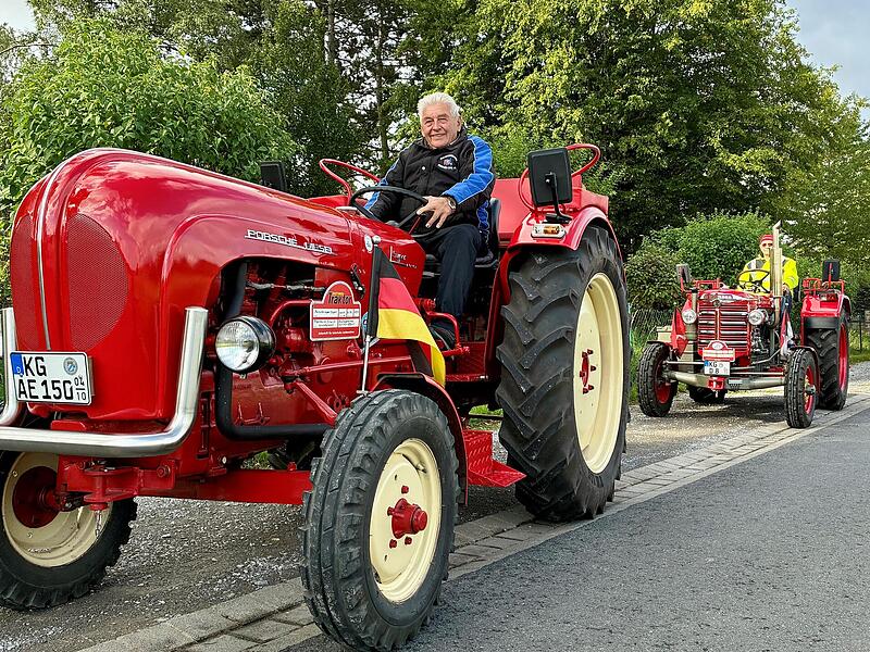 Ein ungewohnter Anblick am Ortsausgang von Eltingshausen: Die Traktor-Wallfahrt beginnt.