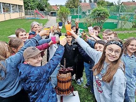 Hoch die Gläser! Der selbst gepresste Saft wird mit Klassleiterin Sabine Schimmer probiert.