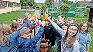 Hoch die Gläser! Der selbst gepresste Saft wird mit Klassleiterin Sabine Schimmer probiert.