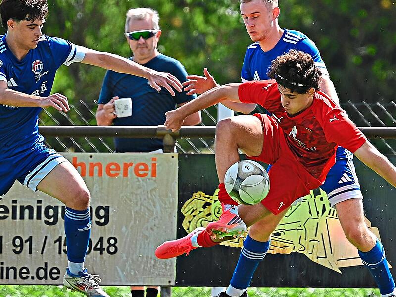 Furkan Atim (in Rot) erzielte für den SV Buckenhofen gegen die SpVgg Mögeldorf den Treffer zum zwischenzeitlichen 1:1-Ausgleich. Sportfoto ZinkForchheim & Fränkische Schweiz Furkan Atim (in Rot) erzielte für den SV Buckenhofen gegen die SpVgg Mögeldorf den Treffer zum zwischenzeitlichen 1:1-Ausgleich. Sportfoto ZinkForchheim & Fränkische Schweiz