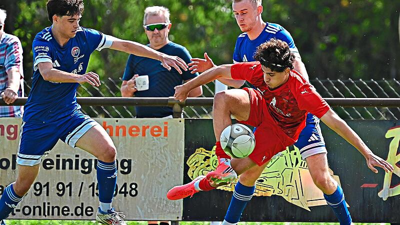 Furkan Atim (in Rot) erzielte f&uuml;r den SV Buckenhofen gegen die SpVgg M&ouml;geldorf den Treffer zum zwischenzeitlichen 1:1-Ausgleich. Sportfoto ZinkForchheim & Fr&auml;nkische Schweiz