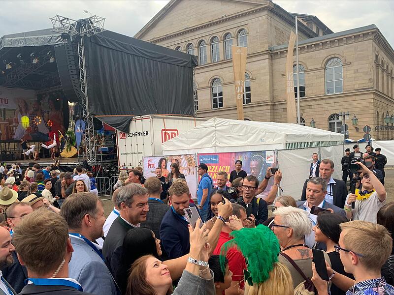 Bayerns Ministerpr&auml;sident Markus S&ouml;der (CSU) beim Bad in der Menge beim Samba-Festival in Coburg.