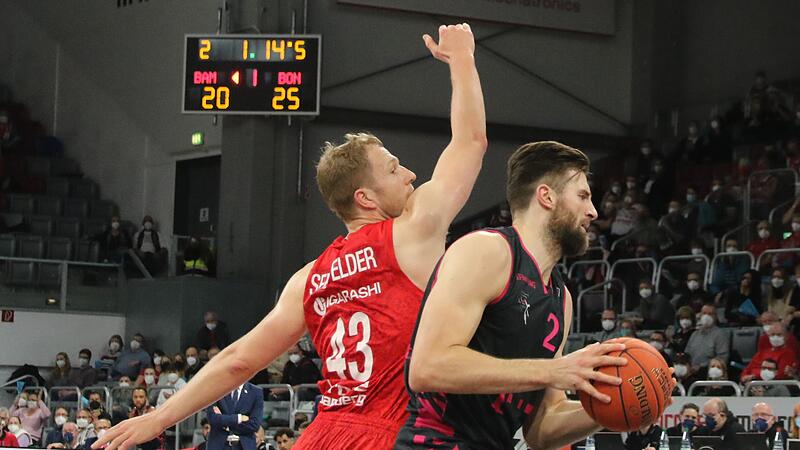 Leon Kratzer (rechts) stammt aus dem Nachwuchs des BBC Bayreuth, wechselte dann aber in das F&ouml;rderprogramm von Brose Bamberg. Hier duelliert er sich mit seinem Bamberger Nationalmannschaftskollegen Christian Sengfelder.