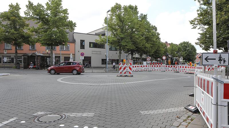 Noch fahren hier die Autos: Ab Montag, 15. August, wird der Kreisverkehr am Paradeplatz komplett gesperrt.Forchheim & Fränkische Schweiz