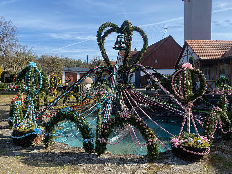 Der gr&ouml;&szlig;te Osterbrunnen der Welt steht in Bieberbach bei Egloffstein in der Fr&auml;nkischen Schweiz.