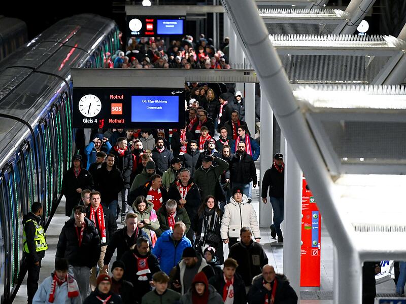 Anreisende Fu&szlig;ballfans