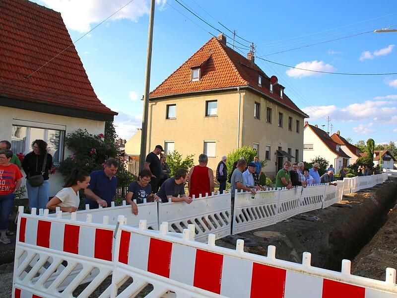 Gemeinderat Itzgrund: Rundfahrt mit Baustellenbesichtigung und Beratung: Noch durchschneidet ein tiefer, offener Graben einen Teil der Ortsdurchgangsstraße in Gleußen. Dass die Maßnahme vorankommt, erläuterten die Ingenieure Udo und Jonas Weber vo...