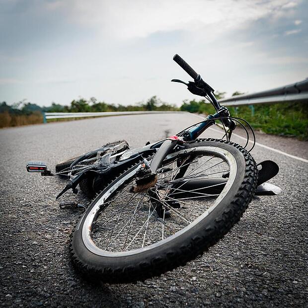Rödental: Autofahrer macht fatalen Fahrfehler - Radler in Notaufnahme Radunfall, Fahrradunfall