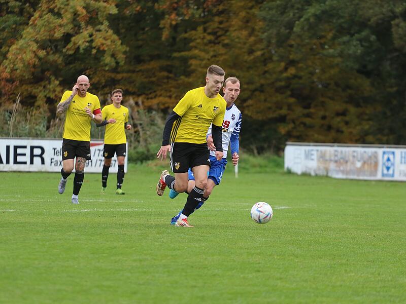 Wimmelbachs Lukas Br&uuml;ck zieht im Sprint an seinem Gegenspieler vorbei.Forchheim & Fr&auml;nkische Schweiz