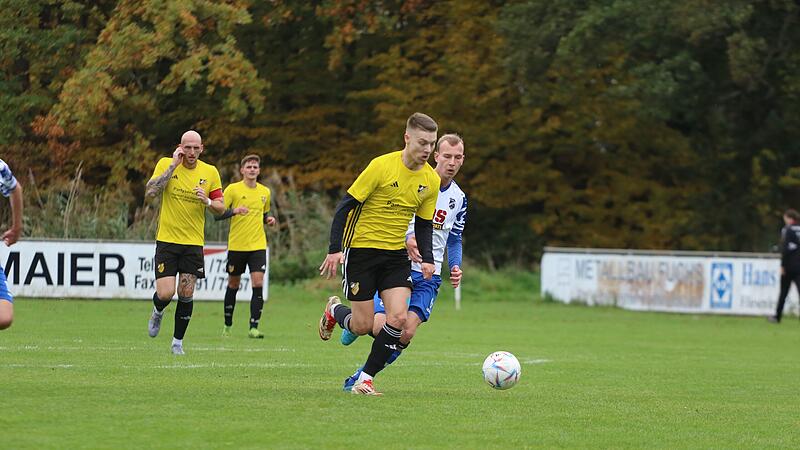 Wimmelbachs Lukas Br&uuml;ck zieht im Sprint an seinem Gegenspieler vorbei.Forchheim & Fr&auml;nkische Schweiz