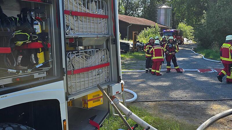 Schimmendorf: Traktorbrand auf Bauernhof sorgt f&uuml;r Gro&szlig;alarm