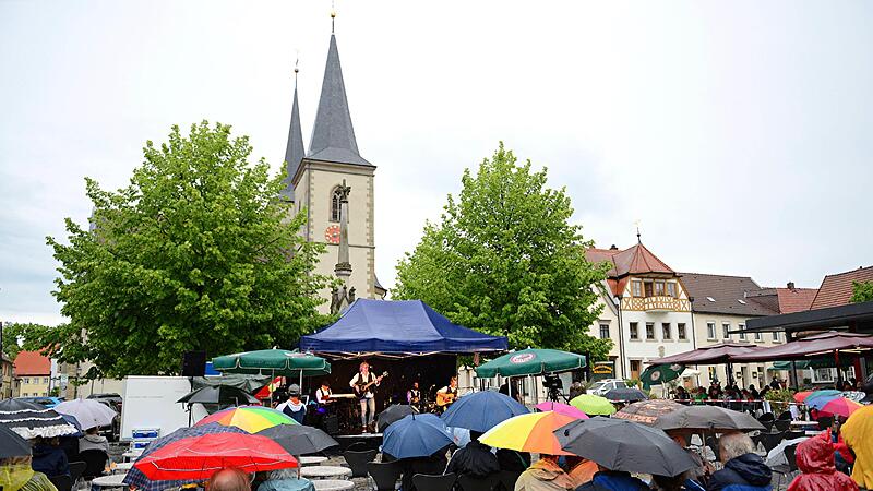 250 Besucher waren zum Huebnotix-Konzert in Haßfurt zugelassen. Zaungäste gab es noch mehr. 250 Besucher waren zum Huebnotix-Konzert in Haßfurt zugelassen. Zaungäste gab es noch mehr.
