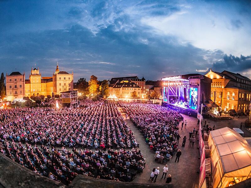Auf dem Schlossplatz in Coburg finden von Freitag, 11. August, bis Sonntag, 13. August, drei weitere Open-Air-Konzerte statt. Erwartet werden Roland Kaiser, Kontra K und Cro.