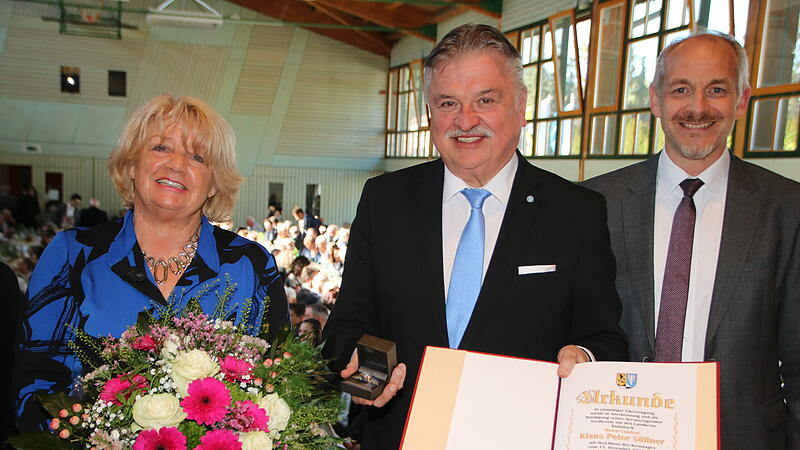 Landrat Klaus Peter S&ouml;llner wurde bei seiner Abschiedsfeier in Stadtsteinach mit dem Goldenen Ehrenring gew&uuml;rdigt.