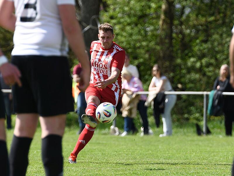 Seit dieser Saison f&uuml;hrt Dominik Rippstein den TV Ha&szlig;furt als Spielertrainer an und steht mit seiner Mannschaft zur Winterpause auf Platz 1 der Kreisliga 2 Schweinfurt.