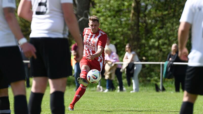 Seit dieser Saison f&uuml;hrt Dominik Rippstein den TV Ha&szlig;furt als Spielertrainer an und steht mit seiner Mannschaft zur Winterpause auf Platz 1 der Kreisliga 2 Schweinfurt.