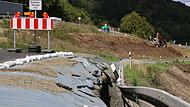 Die Böschung  der alten B 289 bei Kauerndorf ist durch den vielen Regen aufgeweicht und abgerutscht.