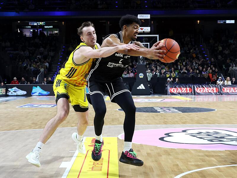 Baskets-Kapit&auml;n Ibi Watson (mit Ball) musste mit seinen Bambergern vor drei Wochen eine ganz bittere Niederlage in Berlin um Moses Wood hinnehmen.