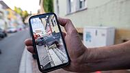 Auto kracht in Hauswand