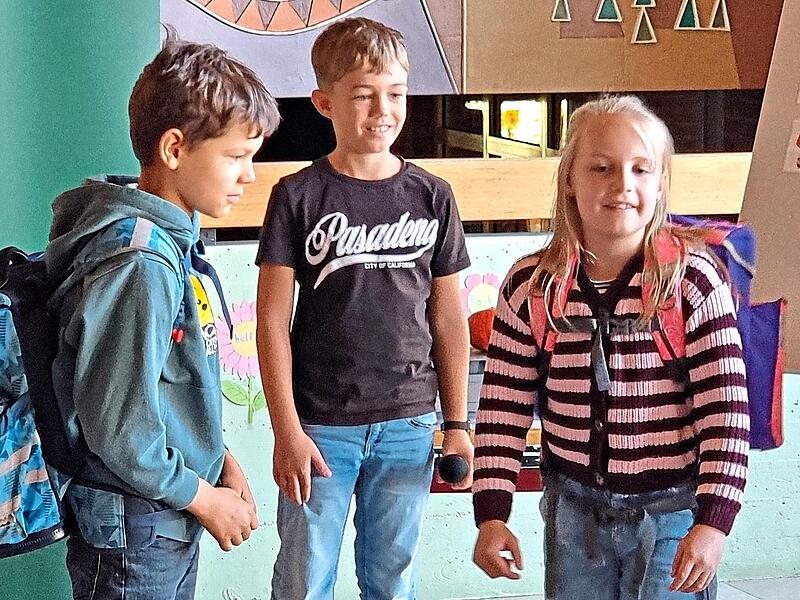 Die Ludwigsstadter Grundschüler zeigten, wie ein Schulranzen gepackt werden sollte, was hinein gehört und wie er richtig getragen wird.Grundschule Ludwigsstadt Die Ludwigsstadter Grundschüler zeigten, wie ein Schulranzen gepackt werden sollte, was hinein gehört und wie er richtig getragen wird.Grundschule Ludwigsstadt