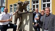 An Johann Baptist Ritter von Spix kommt keiner vorbei, finden Sparkassenchef Axel Geier, Bürgermeister Gerald Brehm, Gerhard Schlee und Herbert Fiederling (von links). Zum Jubiläum des Denkmals ließen sie den berühmten Sohn der Stadt Höchstadt mit...